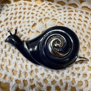 P86 Gorgeous Navy Blue and Silver Snail Brooch